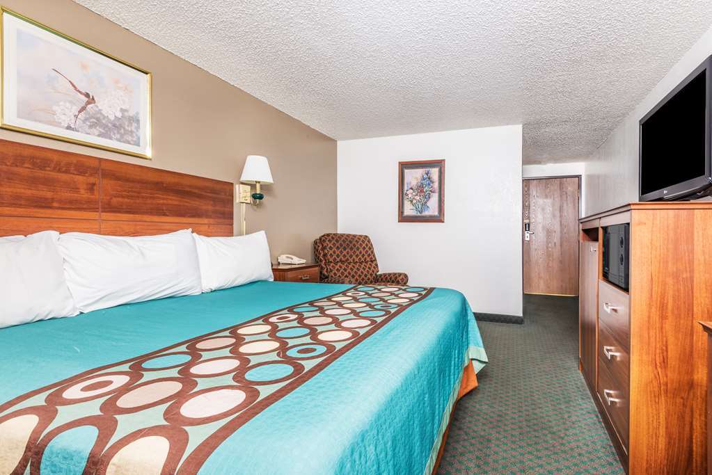 Super 8 By Wyndham Pueblo Hotel Room photo